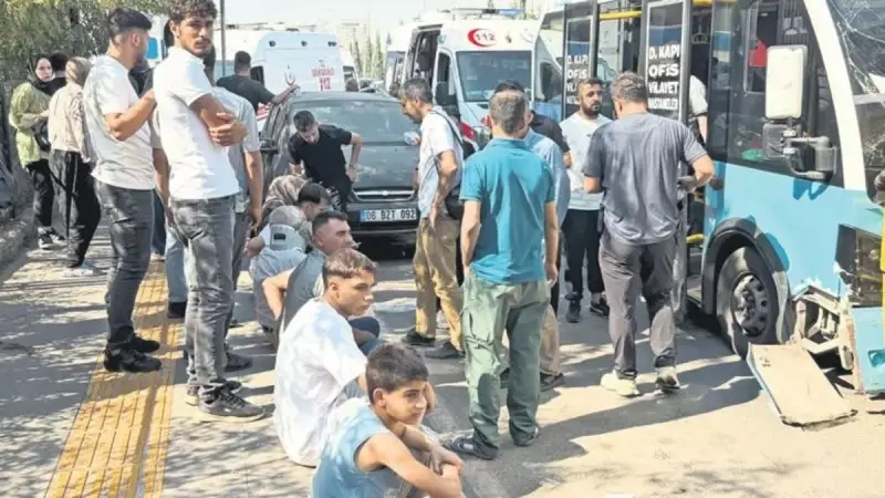 Korkunç Kaza: Halk Otobüsü Durağa Uçtu, 20 Kişi Yaralandı!