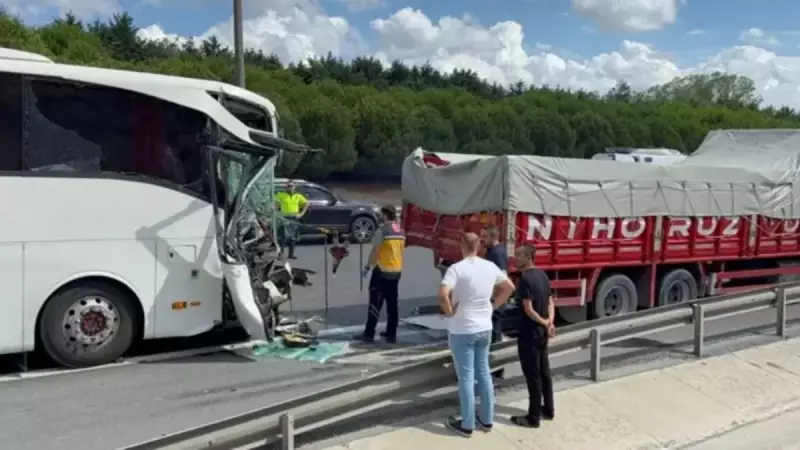 Korkunç Kaza: Otobüs Şoförü Kamyona Çarpınca Sıkıştı! İşte Detaylar
