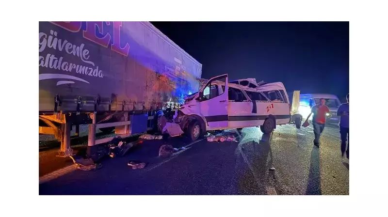 Korkunç Kaza: Tarım İşçilerini Taşıyan Minibüs Tır'a Çarptı! Ölü ve Yaralılar Var