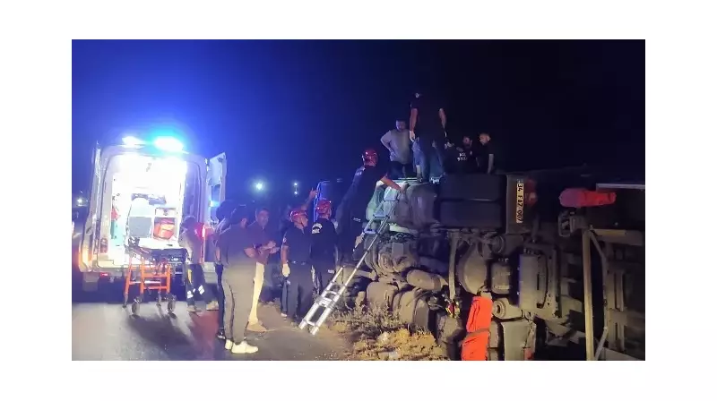 Korkunç Kaza! TIR Kontrolden Çıkarak Devrildi - İstanbul'da Trafik Felç!