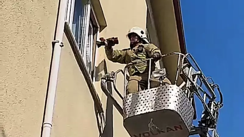 Lavaboda Fenalaşan Kadını Kurtarmak İçin Cam Kırıldı! İnanılmaz Kurtarma Hikayesi