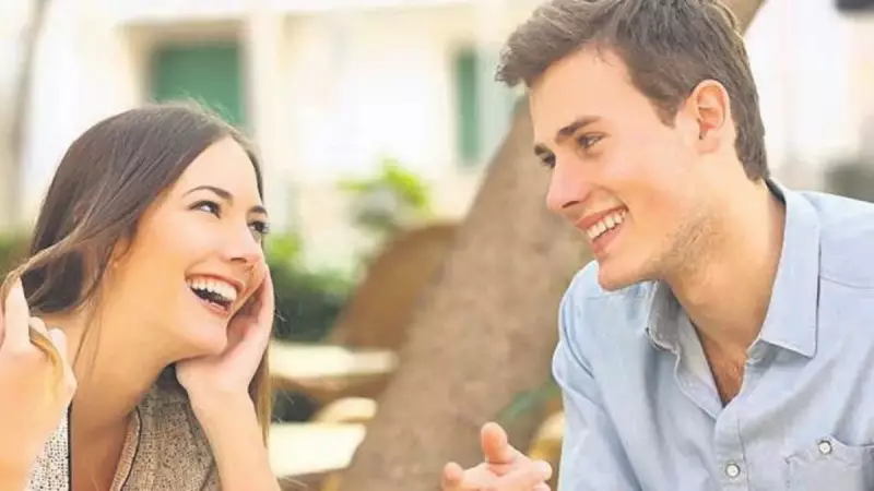 İlişkinizi Güçlendirmenin Şaşırtıcı Yolu: Dedikodu Yapmak!