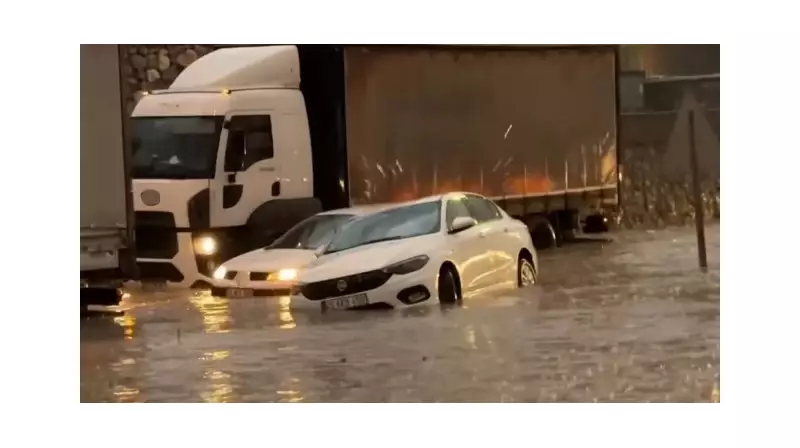 Manisa'da Aniden Bastıran Sağanak: Sokaklar Göle Döndü, Araçlar Sular Altında Kaldı!