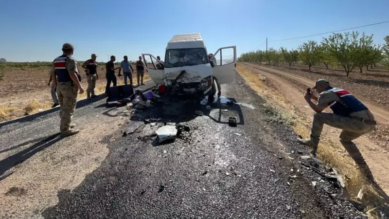 Manisa'da Feci Kaza! Minibüs ile Otomobil Çarpıştı: 15 Yaralı