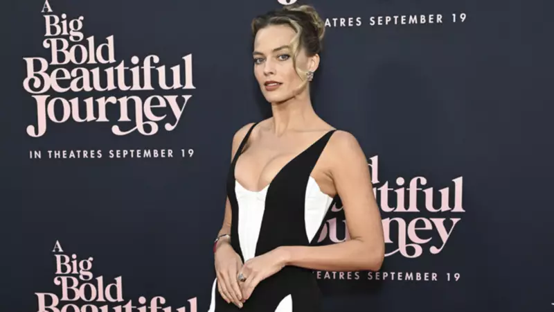Margot Robbie Kırmızı Halıda Yine Nefes Kesti! Cesur Tasarımıyla Konuşuldu