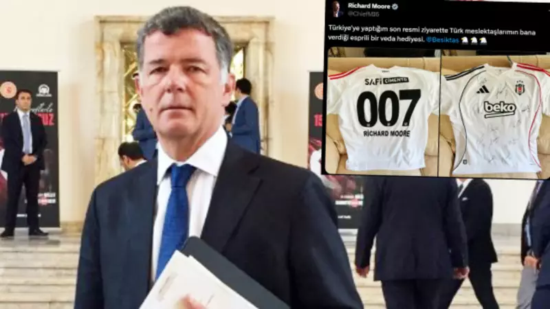 MI6 Şefi'ne Beşiktaş'tan 007'li Jest! Richard Moore'un Siyah-Beyaz Forma Heyecanı