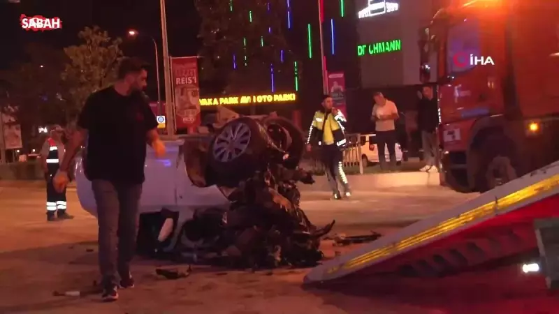 Ümraniye'de Feci Kaza: Otomobil İETT Otobüsüne Çarptı, 1'i Ağır 3 Yaralı!