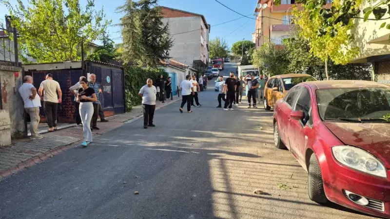 Ümraniye'de Kontrollü Patlama Kontrolden Çıktı: Okul İnşaatından Fırlayan Taşlar Araç ve Evlere Zarar Verdi