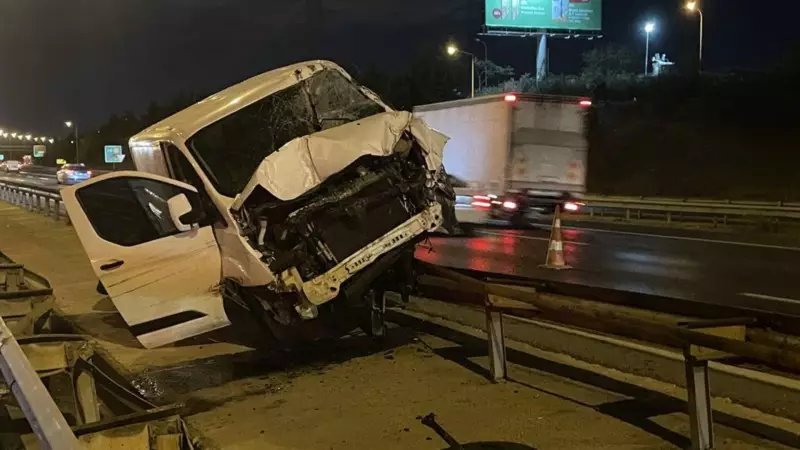 Ümraniye'de Sürpriz Bariyer Kavgası: Hafif Ticari Araç Kontrolden Çıktı, Sürücü Yaralandı!