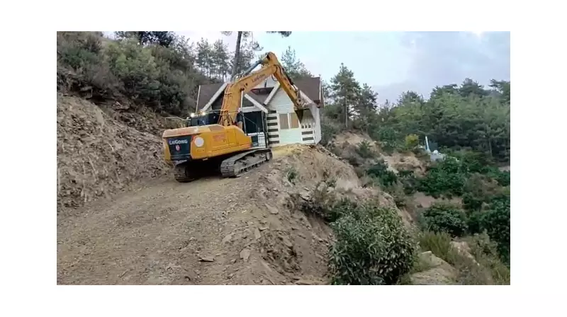 İnanılmaz Taşınma Hikayesi: Konteyner Ev, İş Makinesi ve Raylarla Yolculuğuna Devam Etti!