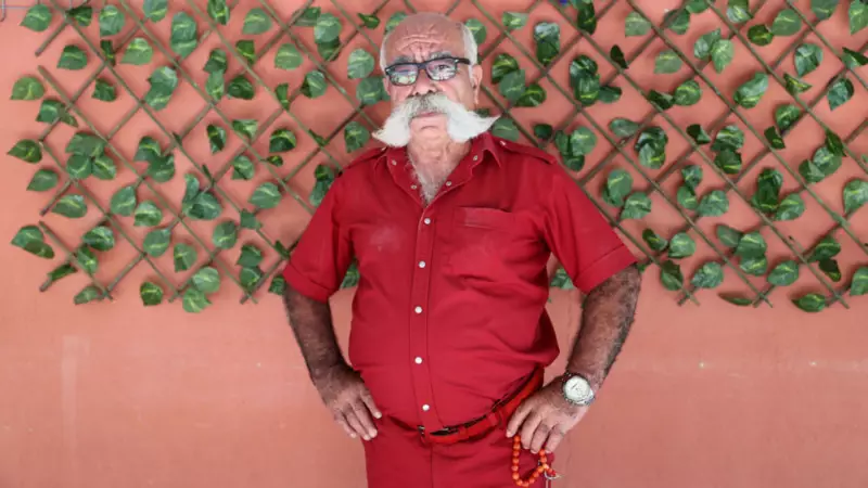 Nevşehir'in Renkli Çınarı: 50 Yıldır Tek Tip Giyinen Hasan Amca'nın Hikâyesi