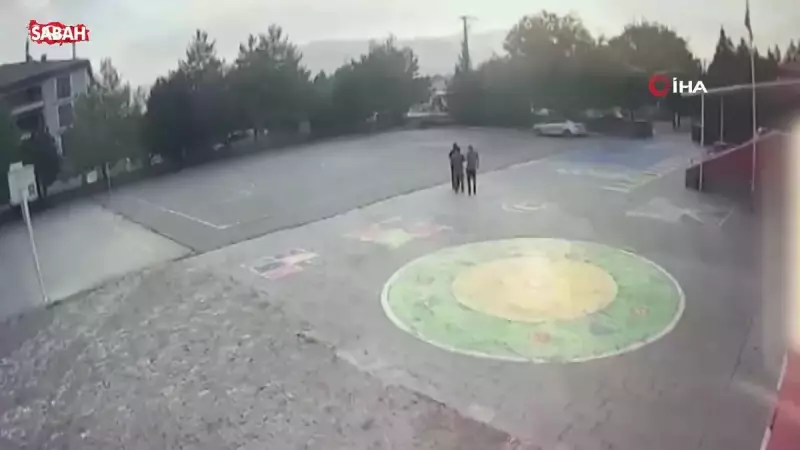 Okul Müdürünün Çılgın Hamlesi: Öğrencilerin Üzerine Giden Aracı Saniyeler Kala Durdurdu!