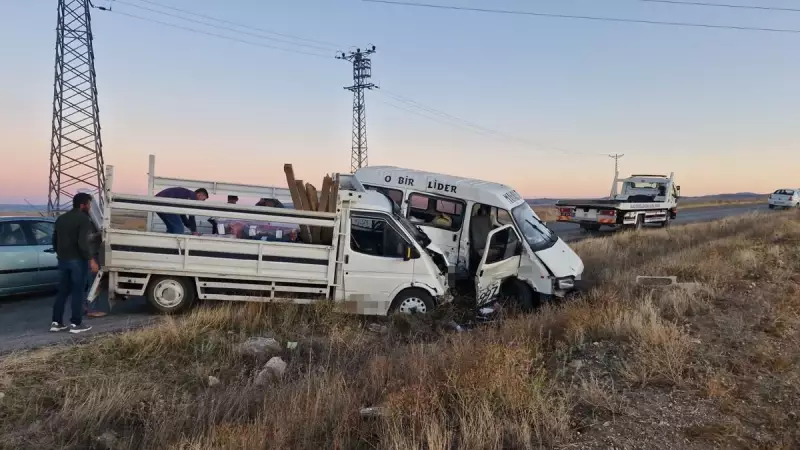 Çorum'da Feci Kaza! Minibüs ile Kamyonet Burun Buruna Çarpıştı: 4 Yaralı