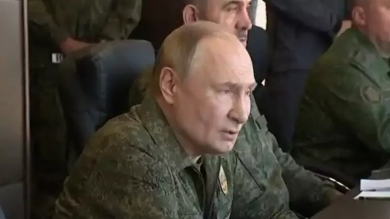 Putin'in Sıra Dışı Anısı: Askeri Üniforma ile Anma Töreninde!