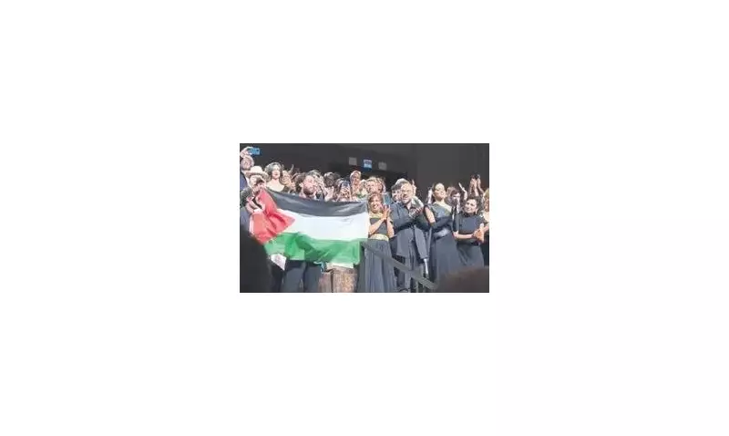 Sahneye Çıkan Öğrenciye İnanılmaz Jest! 4 Saniyelik Alkış Tufanı ile Gözler Doldu