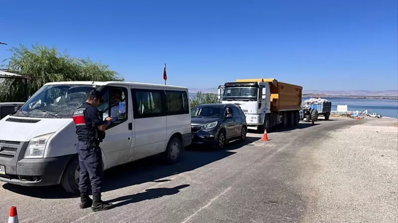 Sakarya'da Feci Kaza: Park Halindeki Tıra Çarpan Hafif Ticari Araç Sürücüsü Hayatını Kaybetti