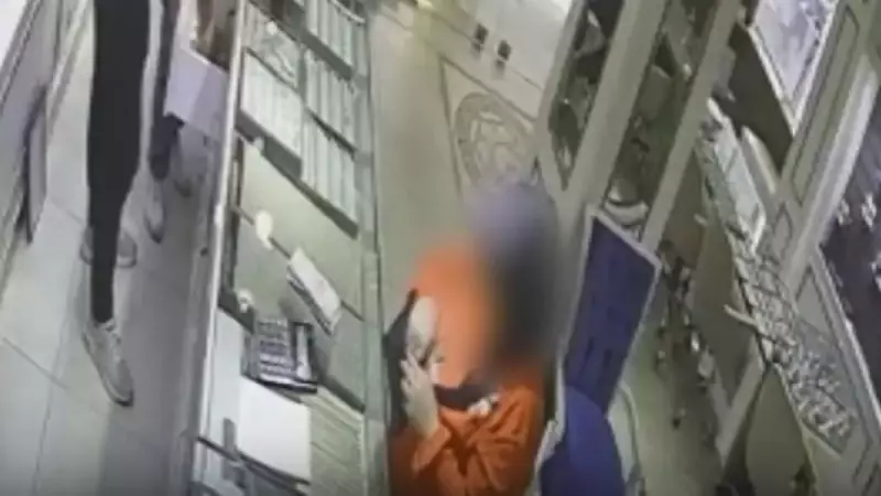 Samsun'da Komşu Güvenini Böyle Sattı! Kuyumcu Kameralarına Yansıyan Altın Hırsızlığı