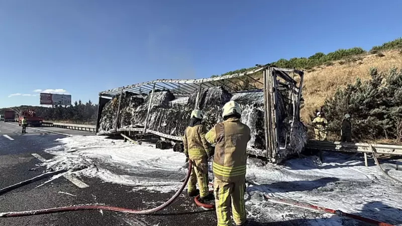 Sarıyer'de Seyir Halindeki Tır Alev Alev! İtfaiye Ekipleri Zorlu Mücadele Sonucu Yangını Kontrol Altına Aldı