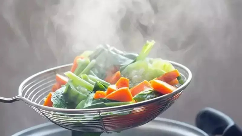 Sebzeler Balıklar Gibi Mikroplastik Yutuyor! İşte Soframıza Gizlice Sızan Tehlikenin Şok Edici Detayları