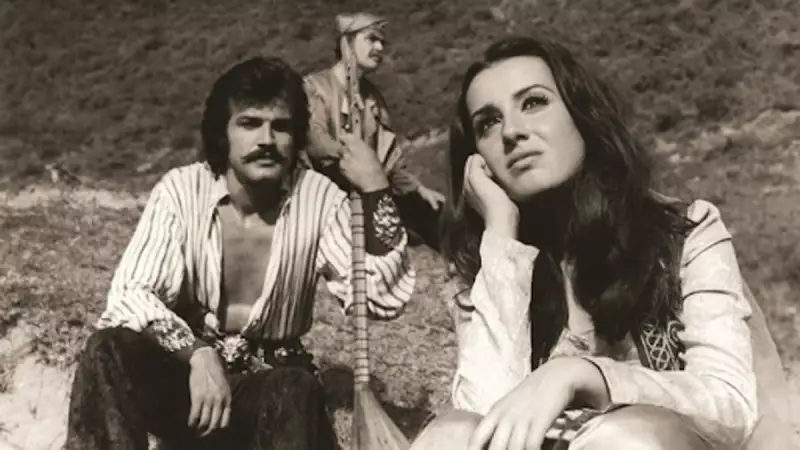 Serdar Gökhan'ın Oğlu Görenleri Büyülüyor! Perihan Savaş'la Aynı Seti Paylaşan Usta Oyuncunun Yakışıklı Oğlu Sosyal Medyayı Salladı