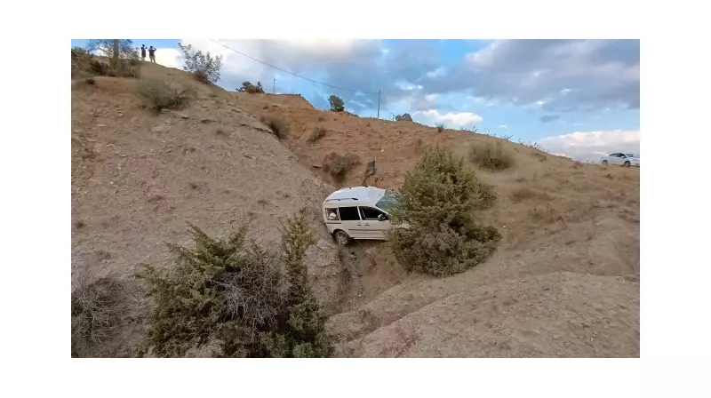 Siirt'te Feci Kaza: Hafif Ticari Araç Şarampole Devrildi, 2 Yaralı!