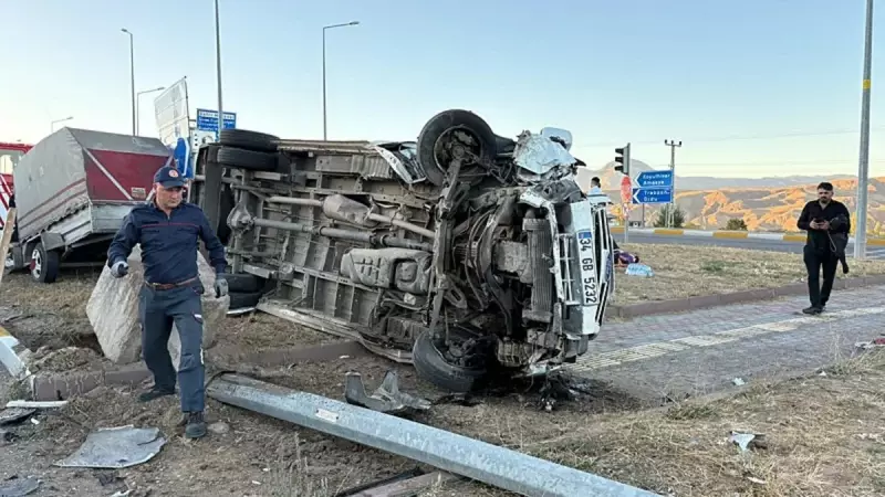 Sivas'ta Feci Kaza: İşçi Servisi ile Otomobil Çarpıştı! Çok Sayıda Yaralı Var