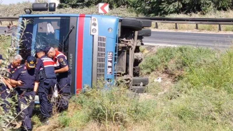 Sivas'ta Korkunç Kaza: Cezaevi Aracı Takla Attı, 13 Kişi Yaralandı!