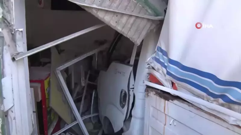 Üsküdar'da Korkunç Kaza: Kamyonet İş Yerine Dalarak Girdi!