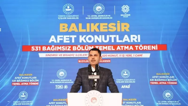 Sındırgı'da Tarihi An: Köylüler Kendi Evlerinin Temelini Bakan Kurum'la Beraber Attı!