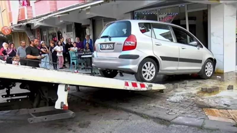 Sürücü Panikle Fren Yerine Gaza Bastı: Yaya ve Direk Kazası!