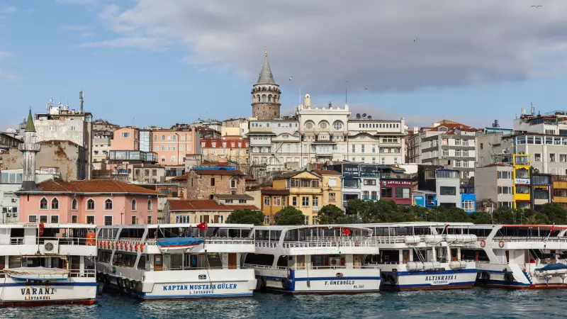 İstanbul Bienali Ziyaretçi Rekoru Kırdı: Sanatseverler Akın Etti!