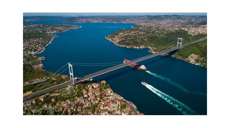İstanbul Boğazı'nda Nefesler Kesildi! Gemi Trafiği Tamamen Durduruldu