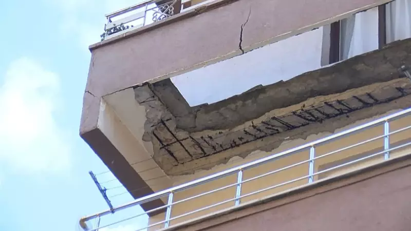 İstanbul'da 5 Katlı Binada Balkon Çöktü! Gün Gören Mahallesi'nde Panik Dolu Anlar