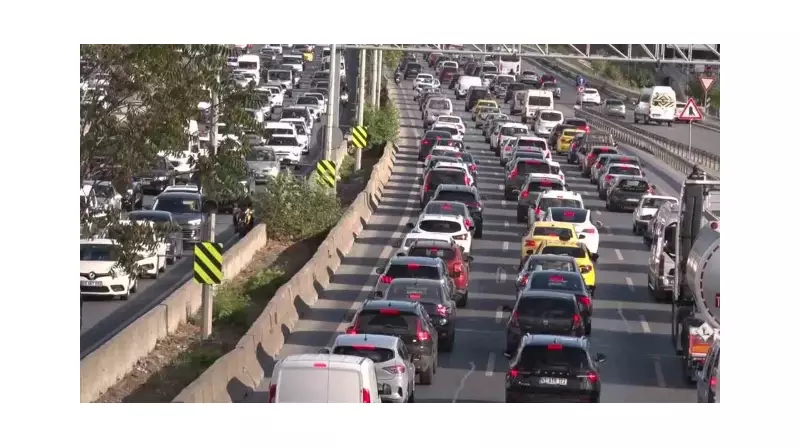 İstanbul'da Cuma Kaosu: Trafik Yoğunluğu %74'e Ulaştı!