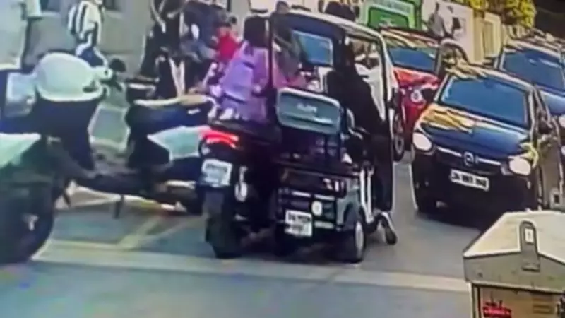 İstanbul'da Dehşet Anları: Kadına Çarpıp Bayılttı, Tepki Gösterenlere Bıçak Çekti!