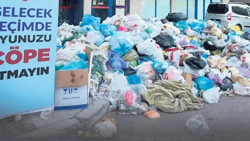 İstanbul'da Göz Alıcı Pankartla Yapılan Sessiz Protesto: 'Adalet Nöbeti' Tepki Çekti