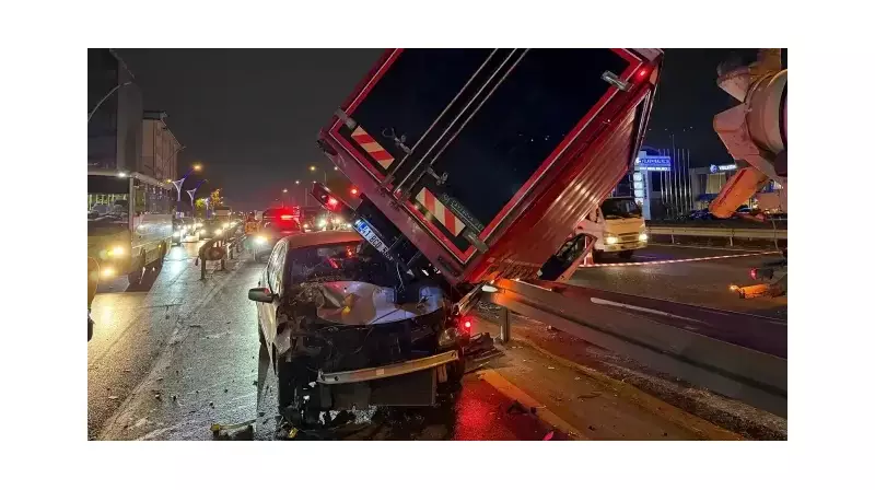 İstanbul'da Korkunç Kaza: Otomobille Çarpışan Kamyonet Bariyerlere Uçtu!