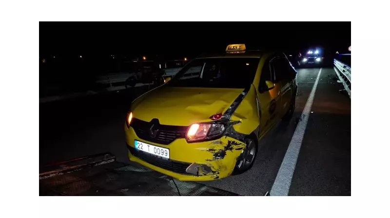 İstanbul'da Korkunç Kazalı An! Ticari Taksi ile Elektrikli Motosiklet Çarpıştı - Yaralılar Var