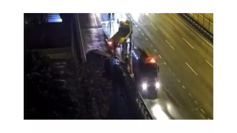 İstanbul'da Minibüs Felaketi: Kontrolden Çıkan Araç Devrildi, 13 Yaralı!