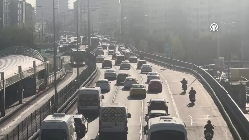 İstanbul'da Pazartesi Kabusu: Trafik Felç Oldu, Sürücüler Çileden Çıktı!