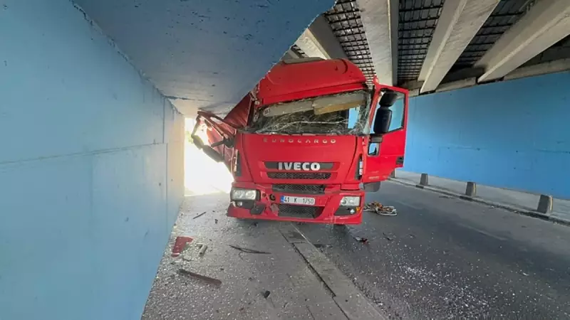 İstanbul'da Tır Alt Geçide Sıkıştı! Trafik Felç Oldu