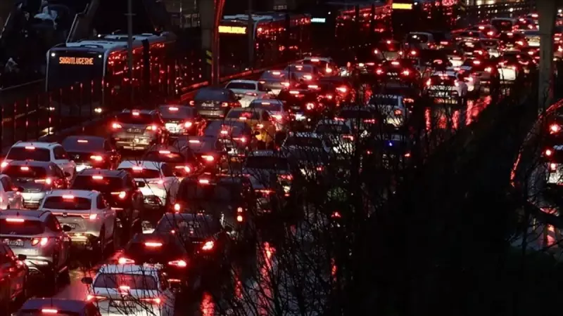 İstanbul'da Trafik Felç Oldu: Yoğunluk Yüzde 80'e Ulaştı!