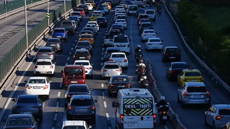 İstanbul'da Trafik Kilitlendi: Anadolu Yakası Adeta Durma Noktasında!