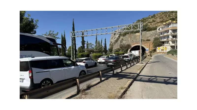 İstanbul'da Zincirleme Kaza: Tünelde Felaket Senaryosu! 10 Yaralı, Trafik Kilitlendi