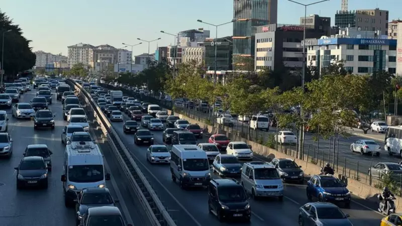 İstanbul'un Nabzı Yine Hızlı Atıyor: Yoğun Trafik Şehrin Eline Yapıştı!