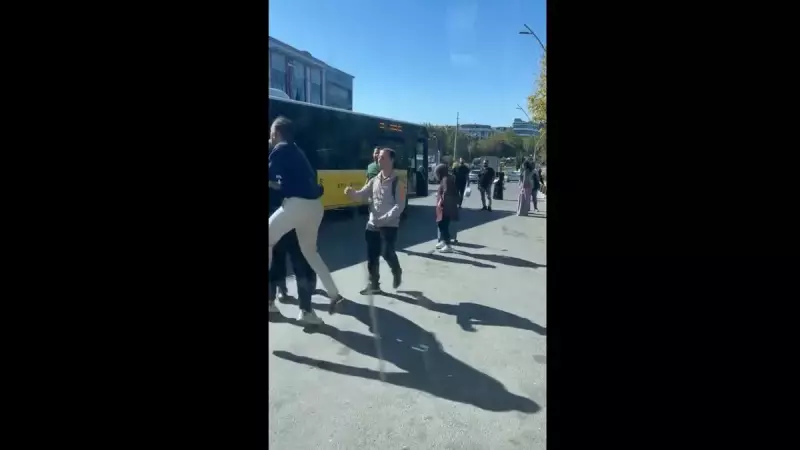 Sultangazi'de İETT Otobüsünde Yumruklar Konuştu: Şoför ve Yolcu Kavgası Kameralara Böyle Yansıdı!