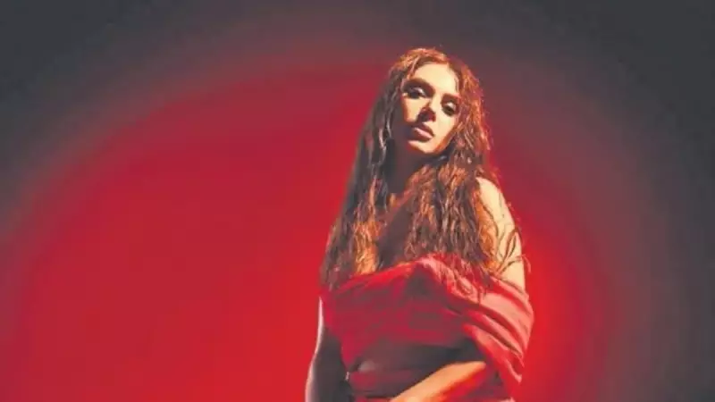 Tan Taşçı'nın Vokalisti İrem Derici'den Sürpriz Single: 'Kırmızı' ile Büyülüyor!