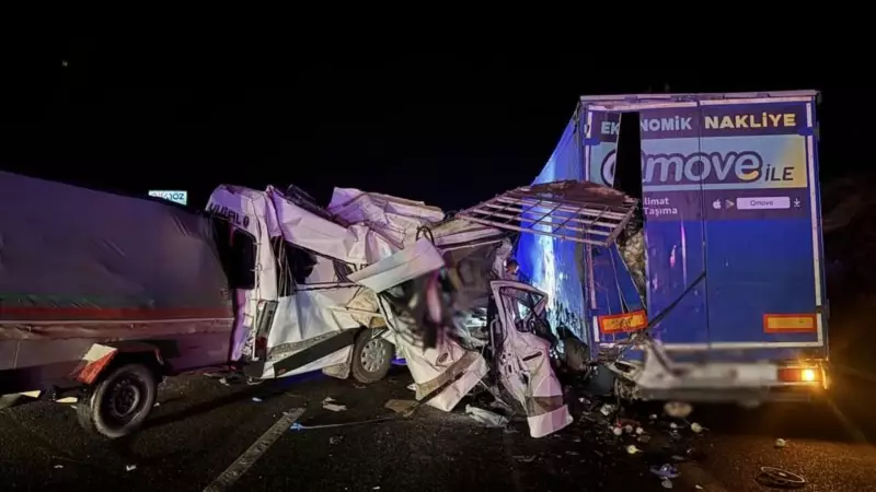 Tarsus'ta Feci Kaza: Minibüs Tır'a Çarptı, 3 Can Gitti, 16 Yaralı!