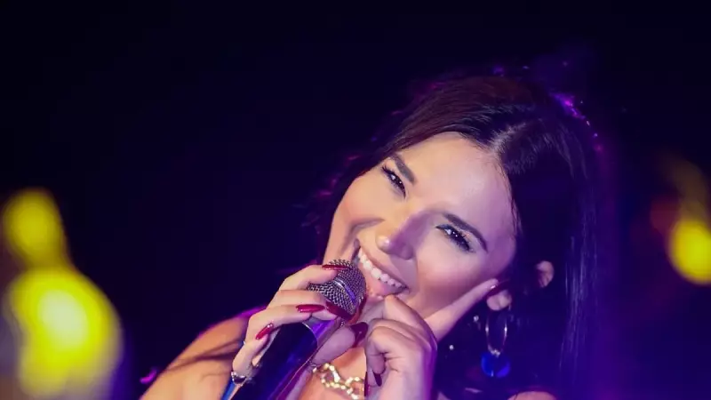 Tügce Kandemir Konserde Fenalaştı! Kalp Çarpıntısıyla Yere Yığıldı