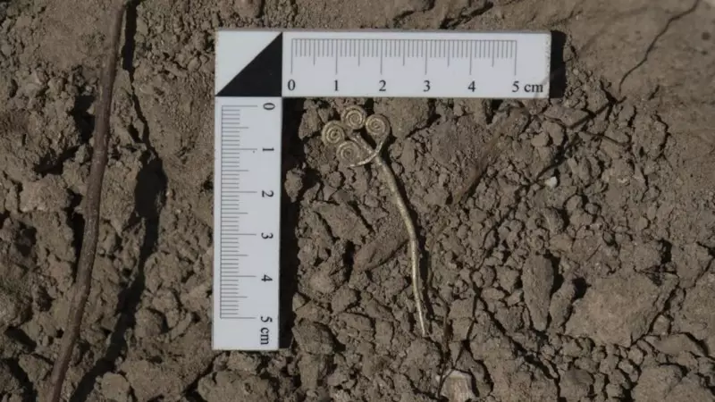 Troya'da Nefes Kesen Keşif: 4.500 Yıllık Altın Broş ve Ender Yeşim Taşı Gün Yüzüne Çıktı!